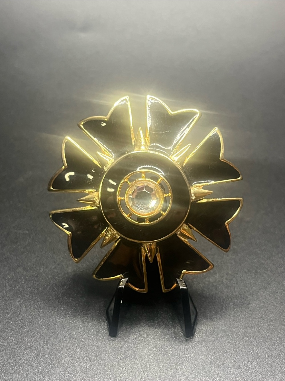 Beautiful vintage unsigned floral brooch featuring a dimensional openwork flower